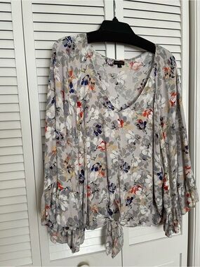 Coco + Carmen Light Gray Floral Tie-Front Blouse